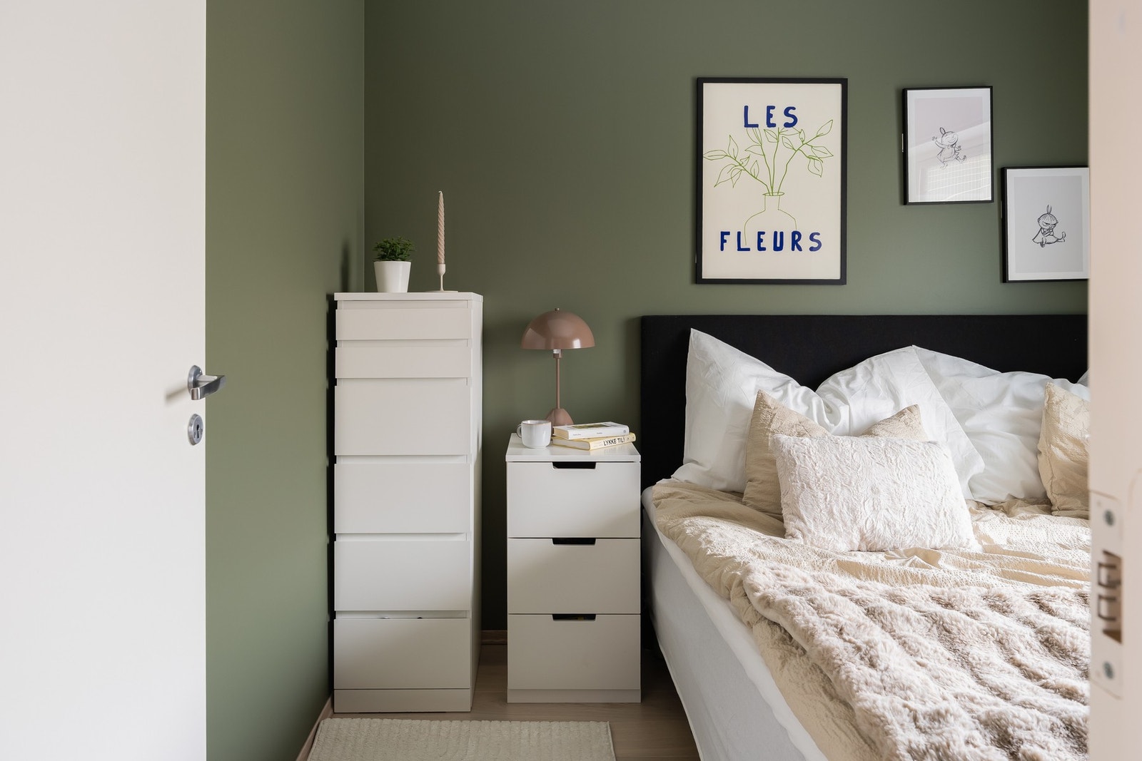 Flott soverom med plass for dobbeltseng. Galleribilde
