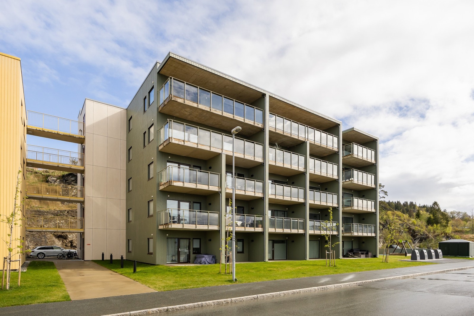 Attraktiv beliggenhet i Husbyåsen. Et etablert nyfelt kun 3 km fra Stjørdal sentrum. Et moderne og energieffektivt bygg med god isolasjon og bokvalitet. Galleribilde