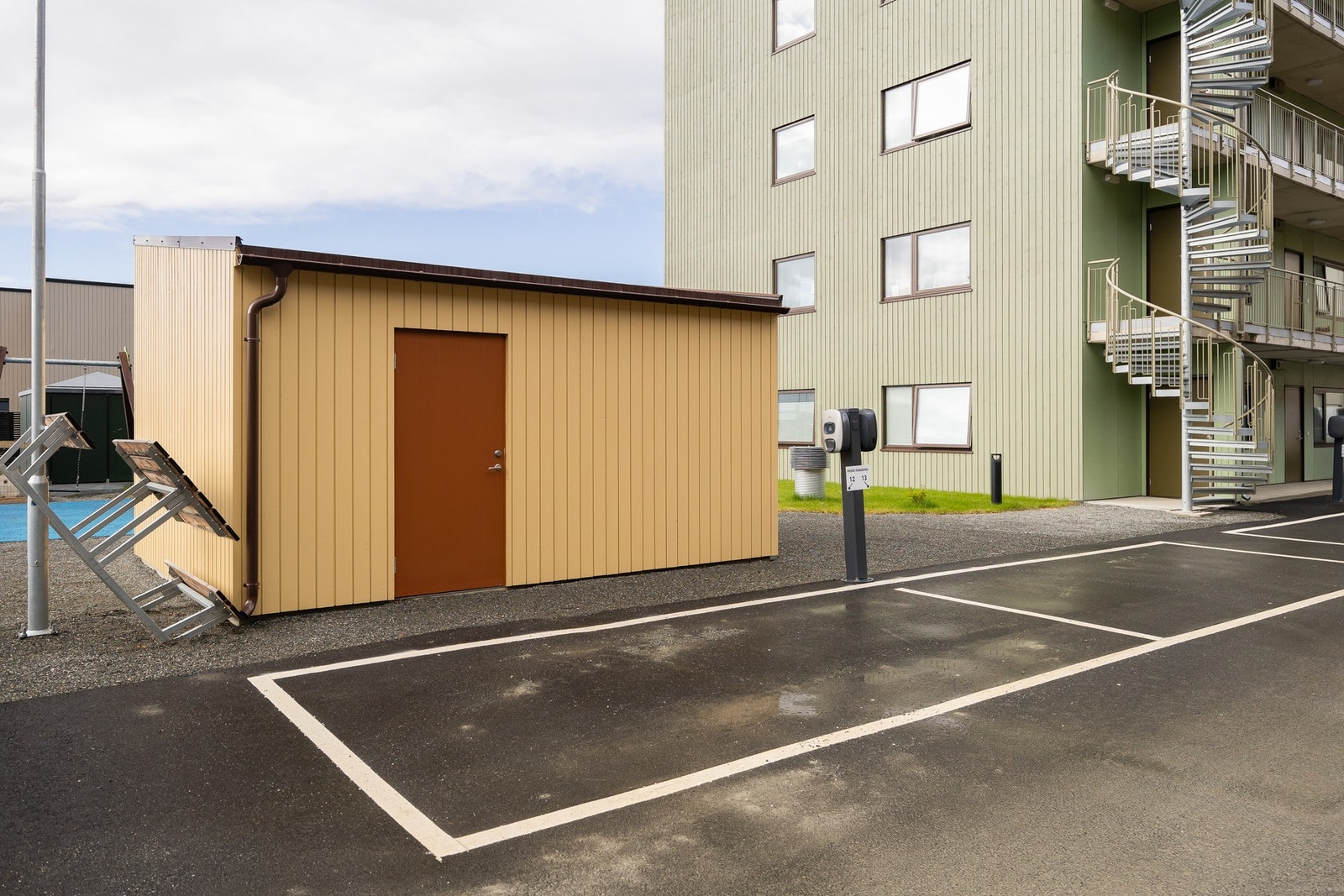 Egen p-plass og elbil-lader. Galleribilde