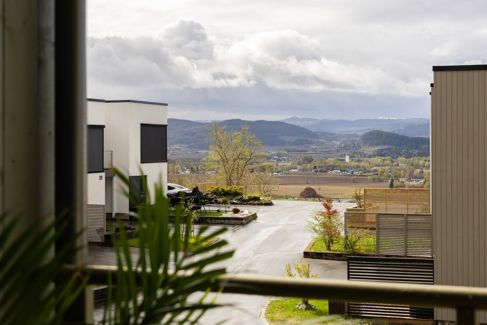 Utsikt fra veranda. Gode solforhold fra tidlig formiddag og helt til kveld. Galleribilde