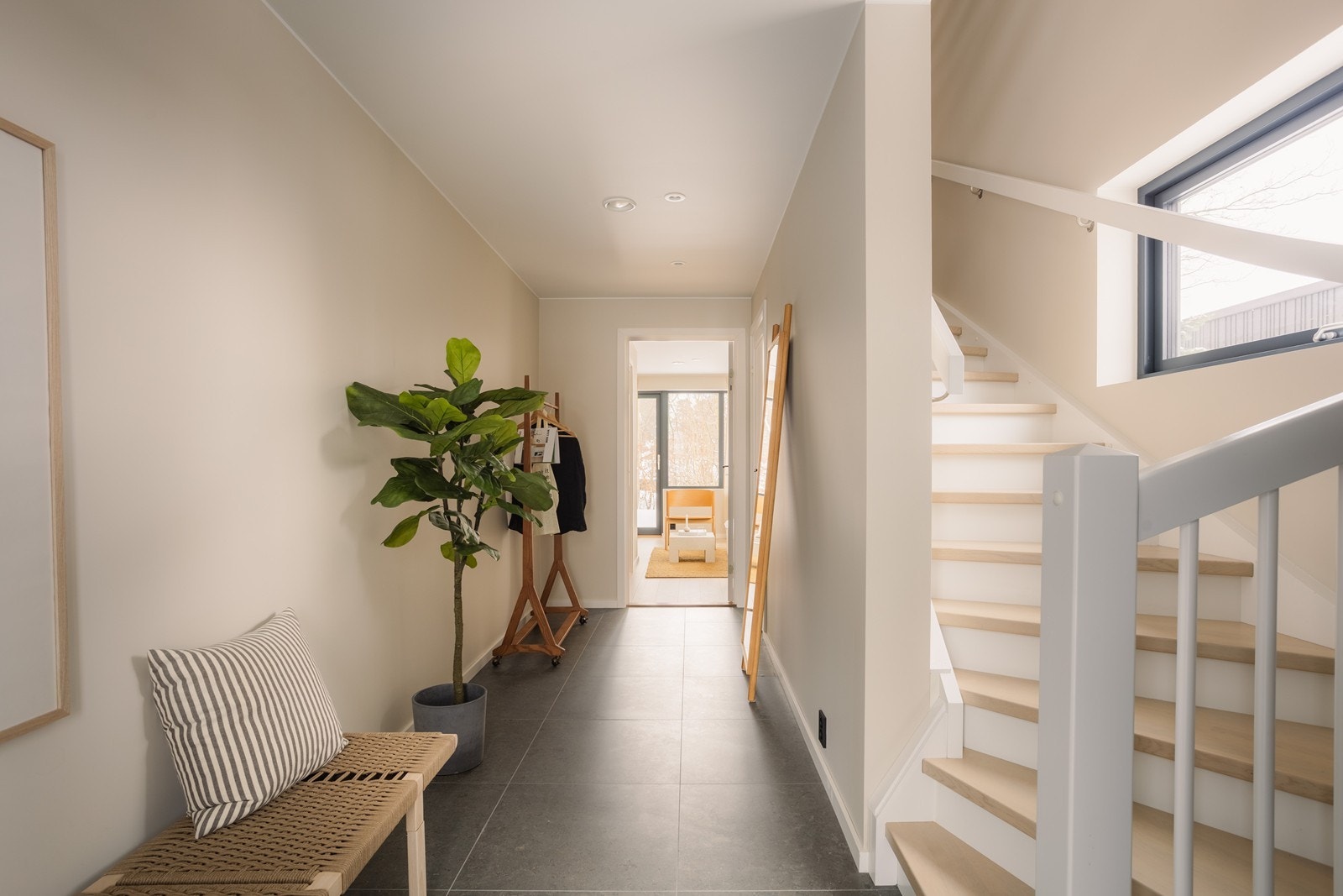 Romslig og flislagt gang med varmekabler. God plass til garderobe Galleribilde