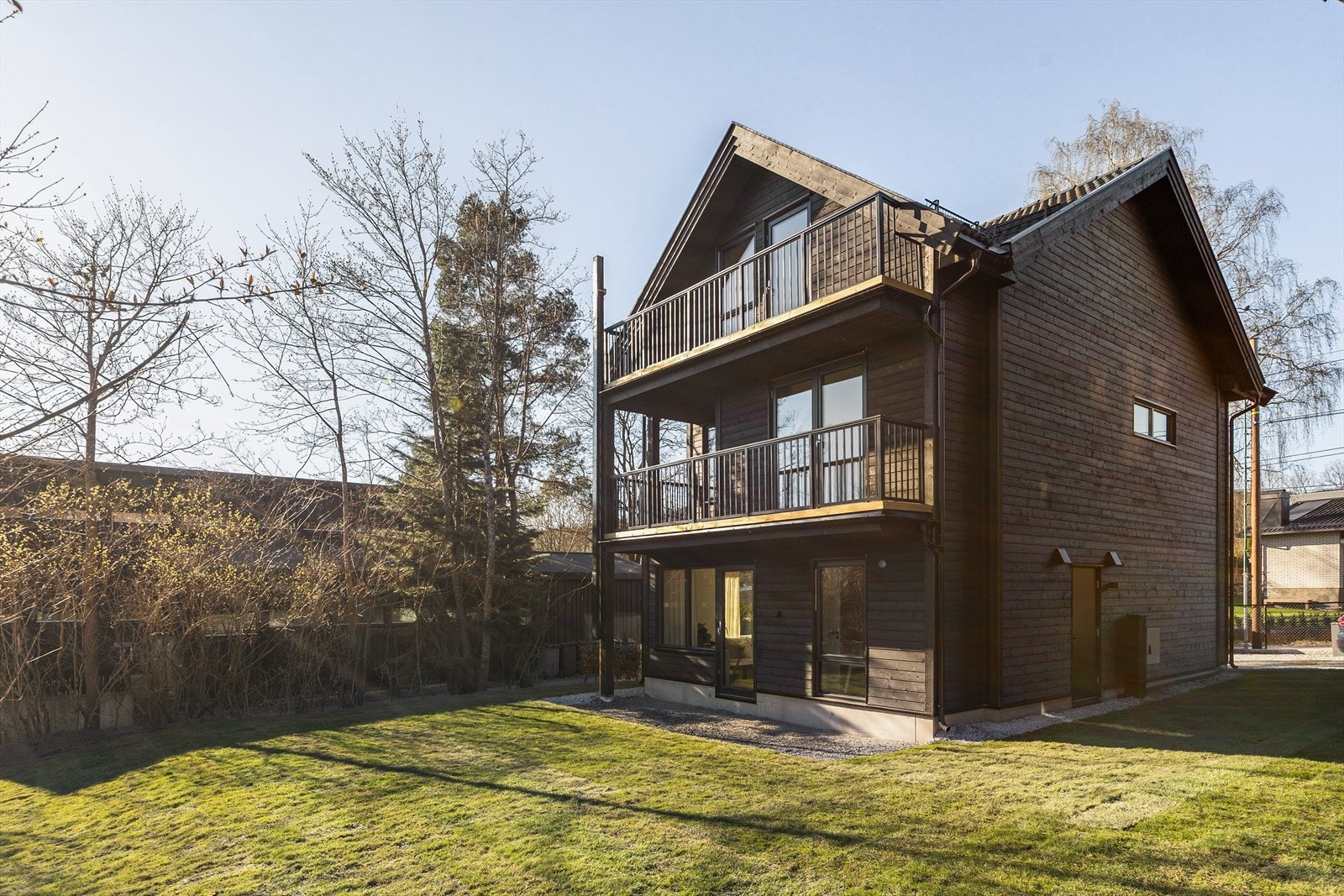 Solrik, flat og bruksvennlig tomt rundt huset. Dette er det best beliggende huset på tomten. Galleribilde