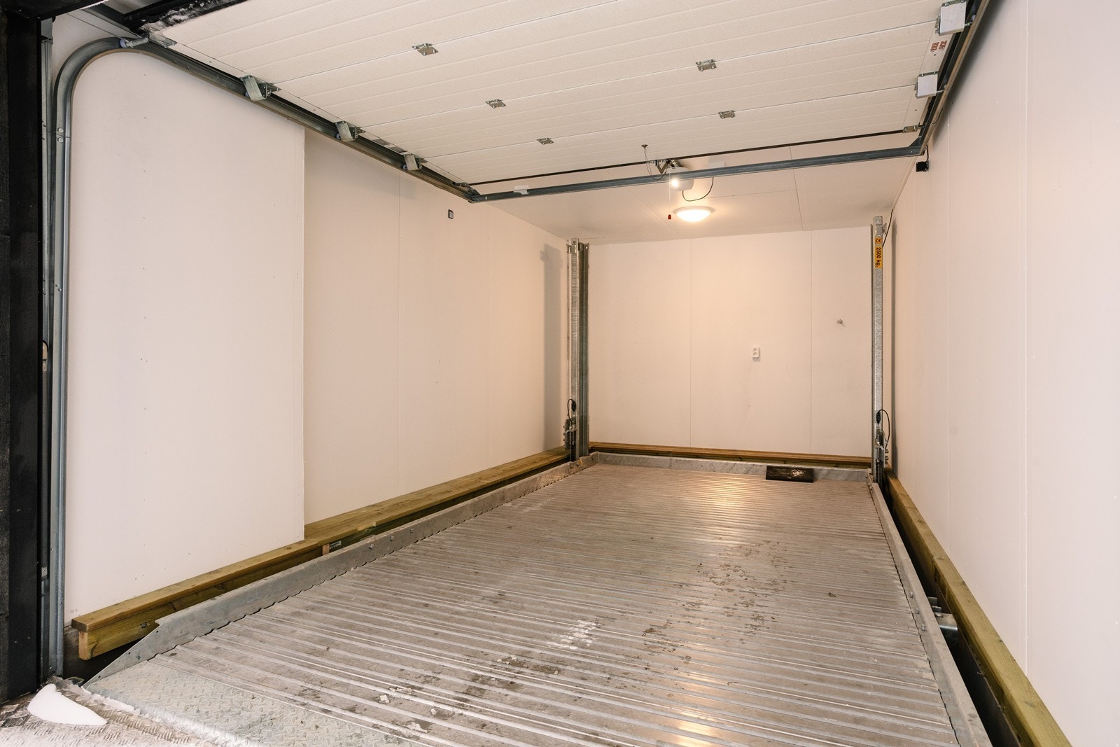 Garasje med plass til 2 biler, en per nivå. I tillegg biloppstillingsplass på gårdsplass.
Det nederste nivået kan også fungere fint som en ca 17 kvm bod. Galleribilde