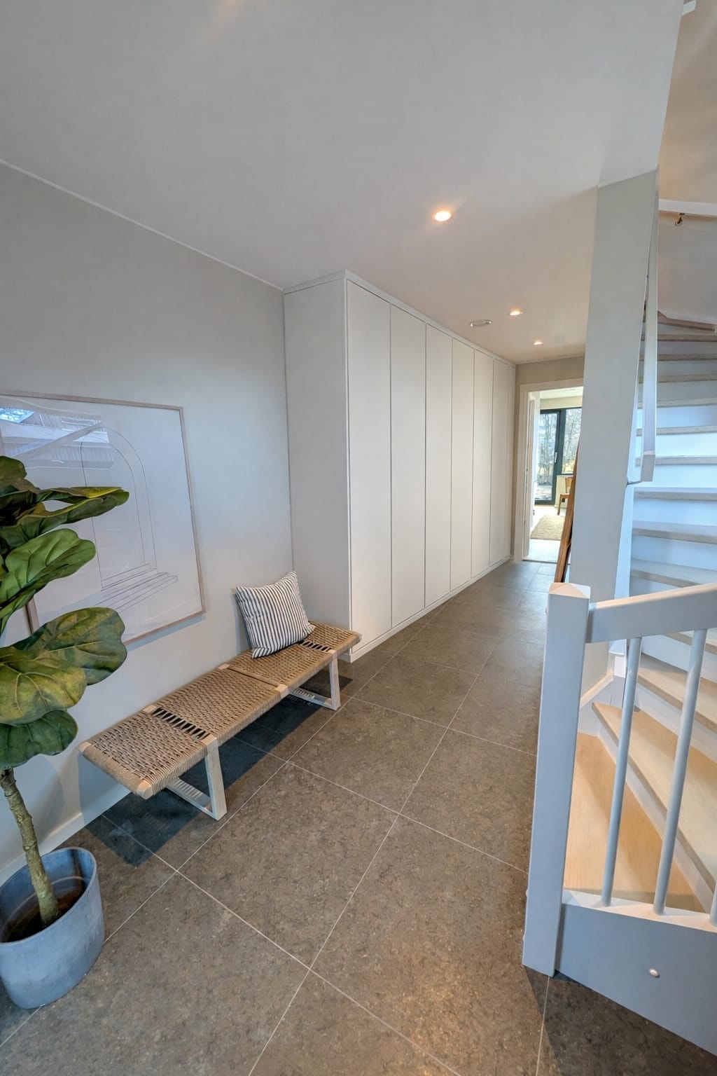 AI-generert skaprekke. God plass til garderobe i dette rommet. Galleribilde