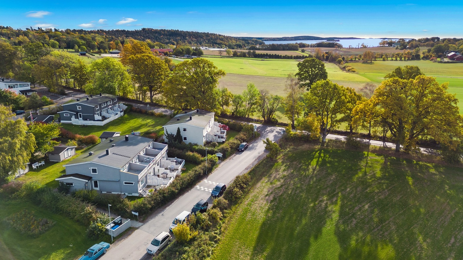 Rekkehuset har fin beliggenhet i naturskjønne omgivelser Galleribilde