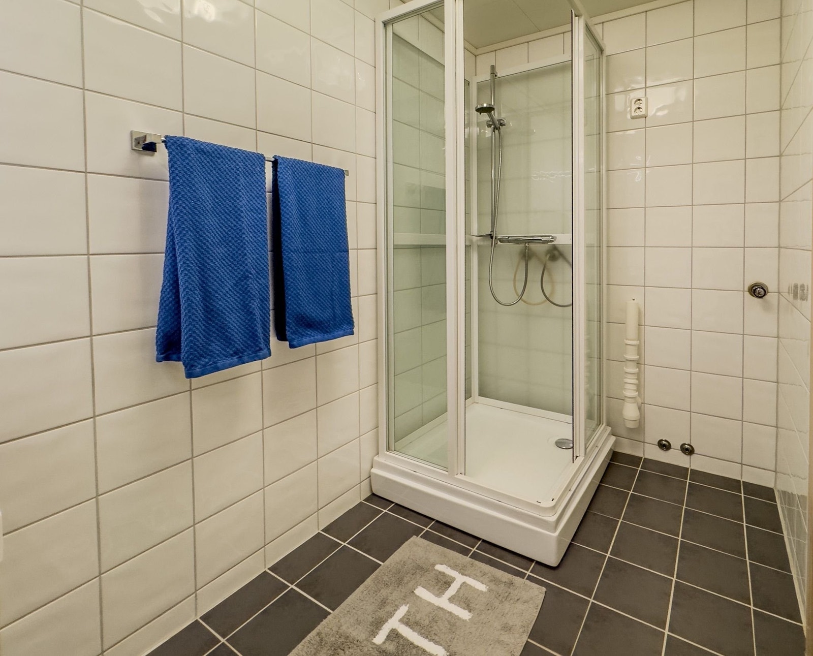 Praktisk bad med plass til både vaskemaskin og tørketrommel Galleribilde