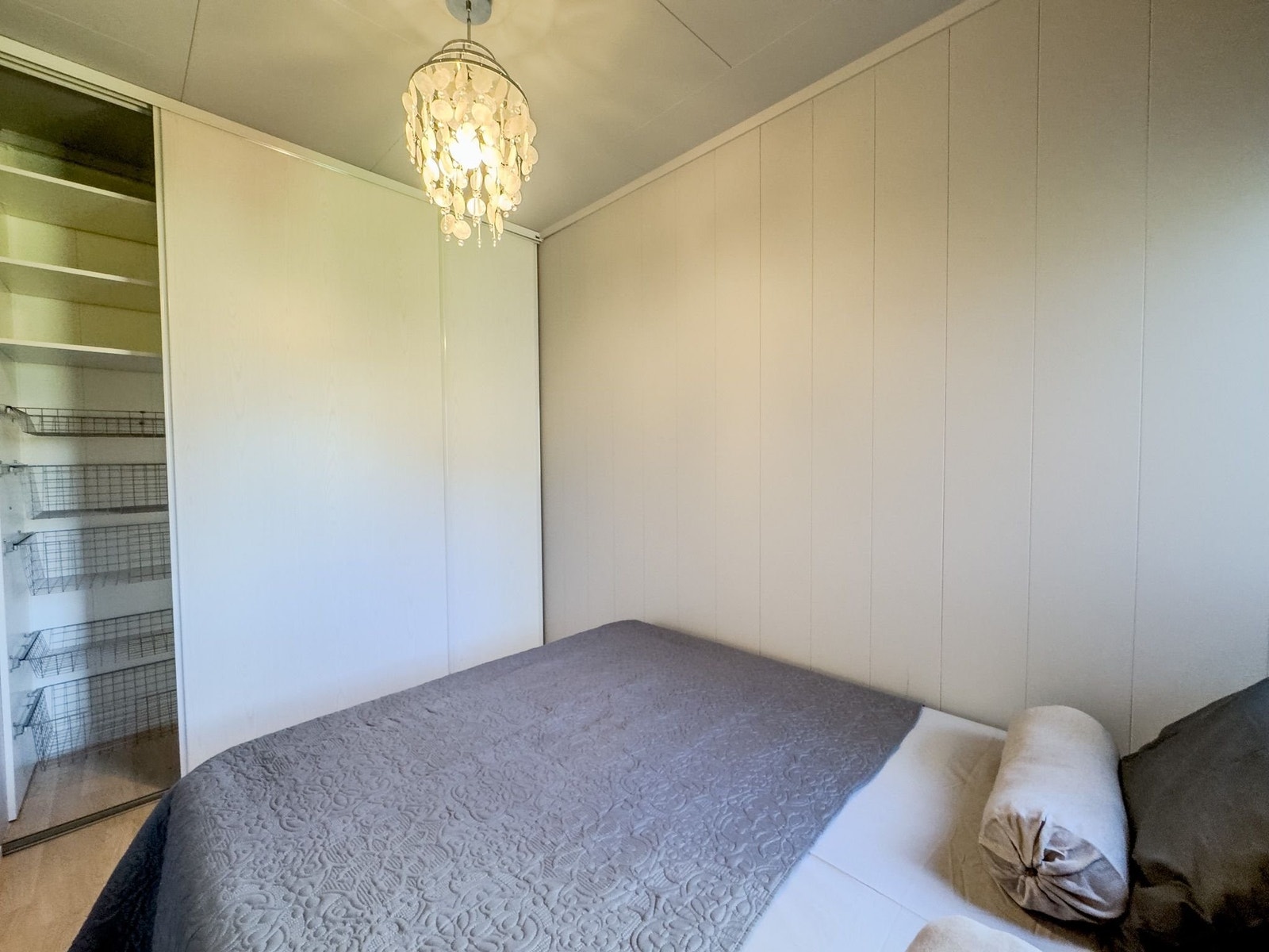 Soverom med skyvedørsgarderobe Galleribilde