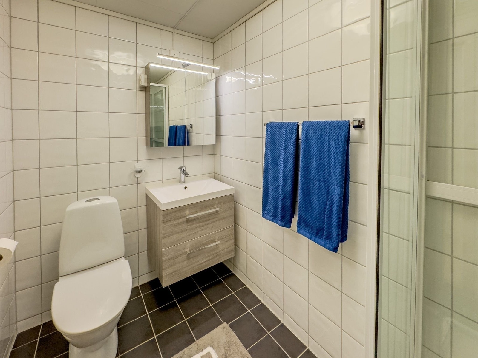 Godt med lys over speil, samt eget strømuttak Galleribilde