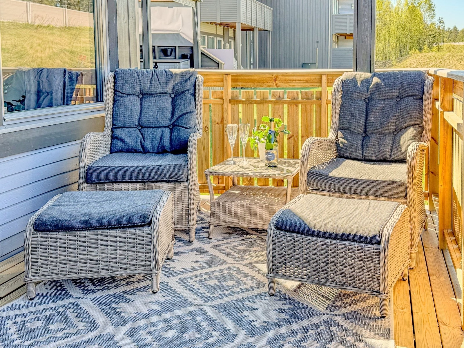 Terrasse med plass til utemøbler og grill Galleribilde