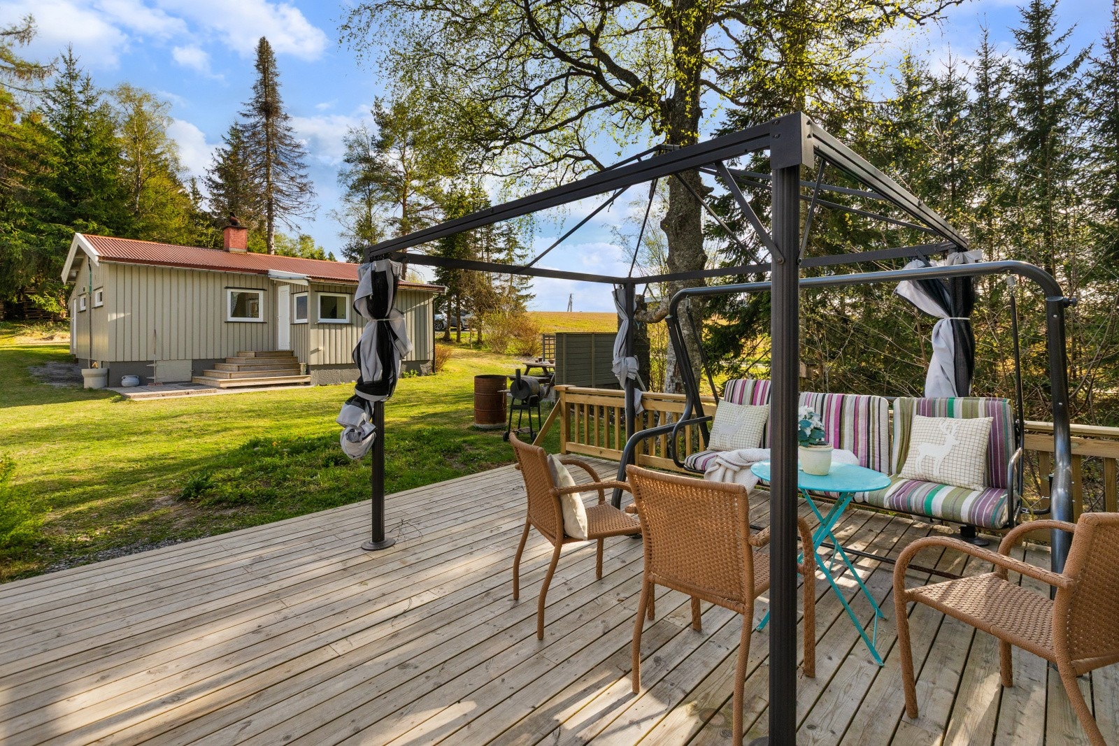 Uteområdet er en fin kombinasjon av en stor treterrasse og hage. Galleribilde