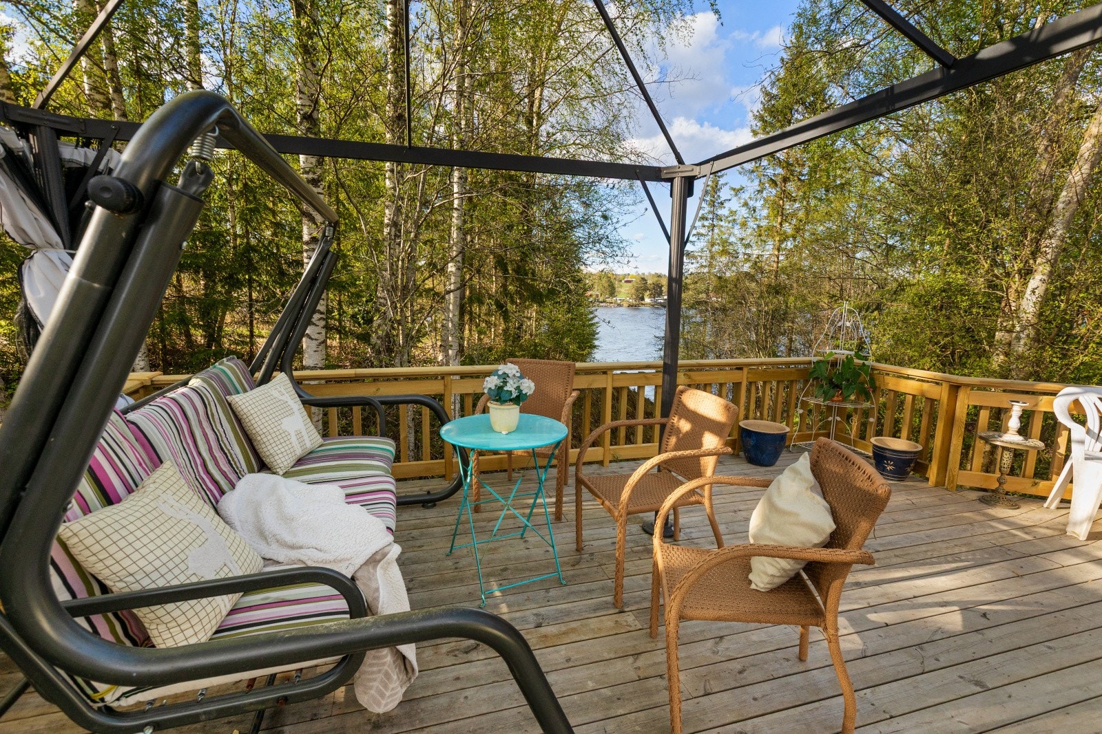 Den store terrassen strekker seg mot vannet og er et naturlig samlingspunkt for lange sommerdager. Galleribilde