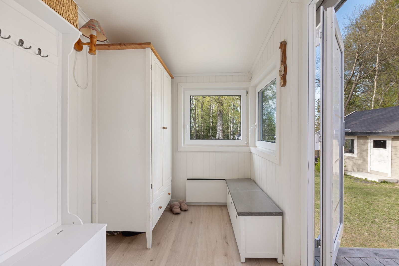 Entreen har plass til oppbevaring av yttertøy og sko. Galleribilde
