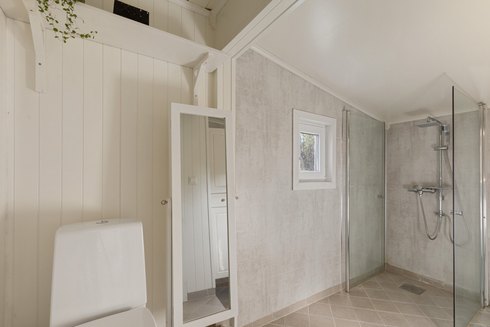 Badet er praktisk utformet med et separat toalettområde. Galleribilde