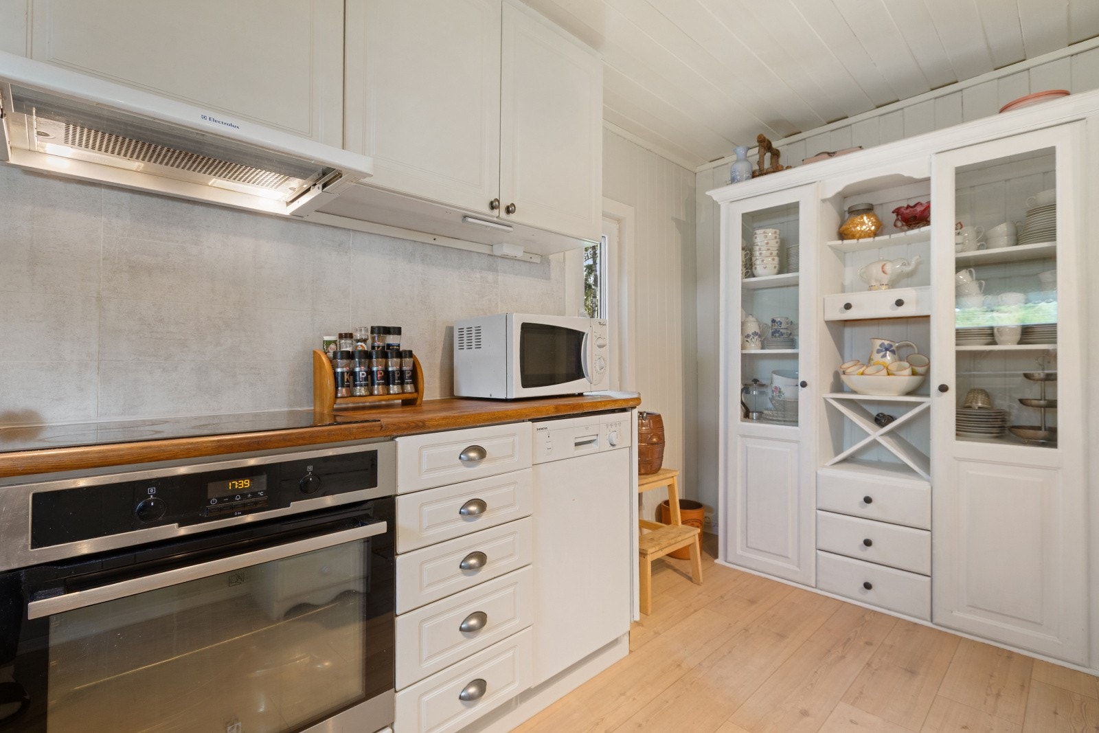 Kjøkkenet er utstyrt med stekeovn og oppvaskmaskin. Galleribilde