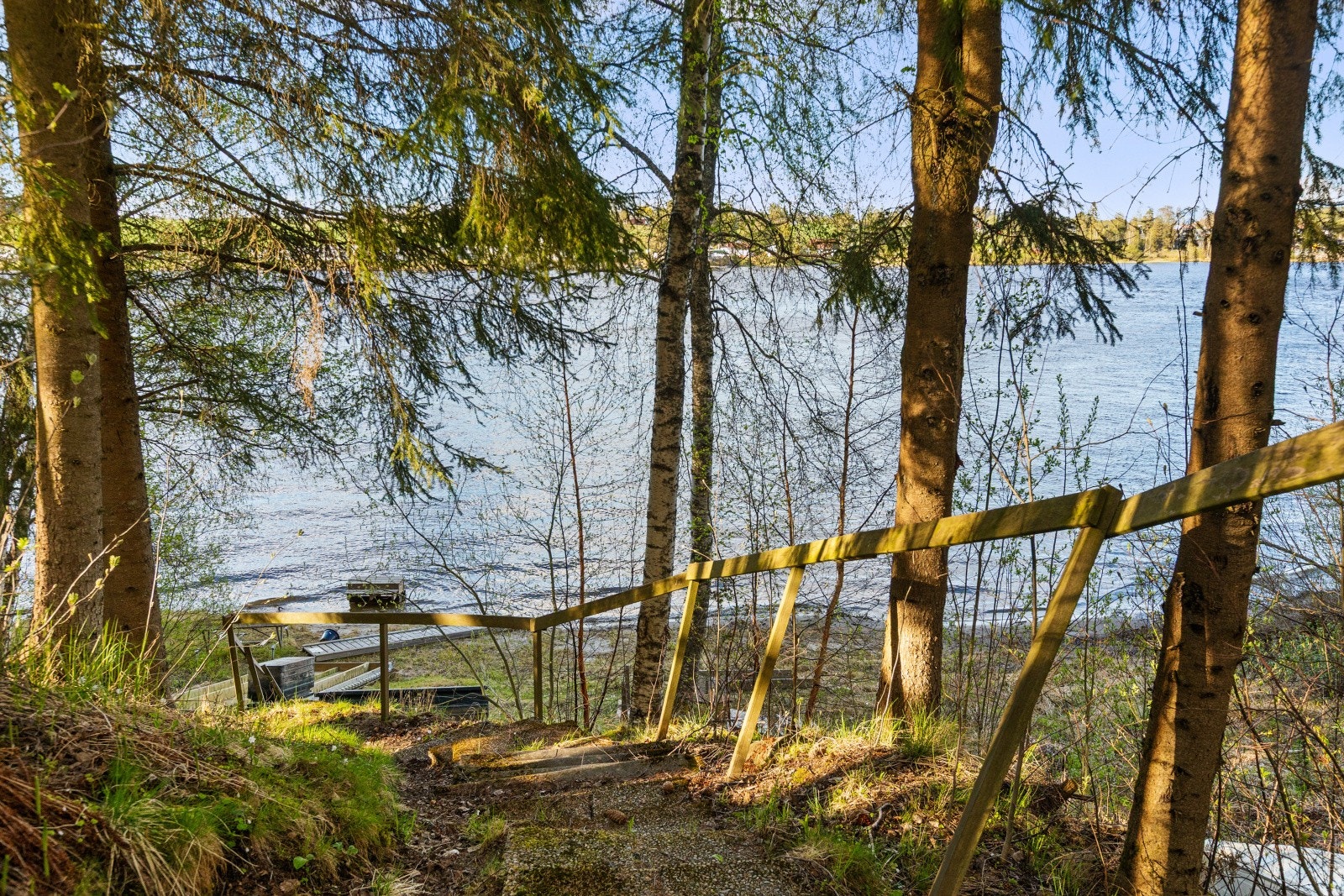 En trapp fører deg ned til vannkanten, med mulighet for bading og båtliv. Galleribilde