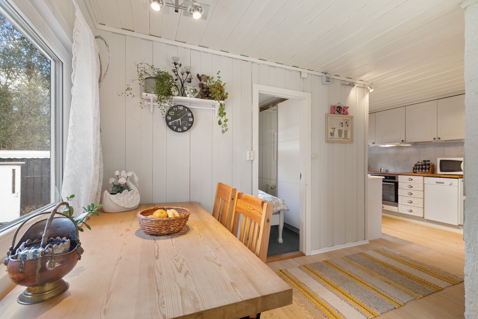 En hyggelig spisekrok med plass til hele familien, med direkte tilknytning til badet. Galleribilde