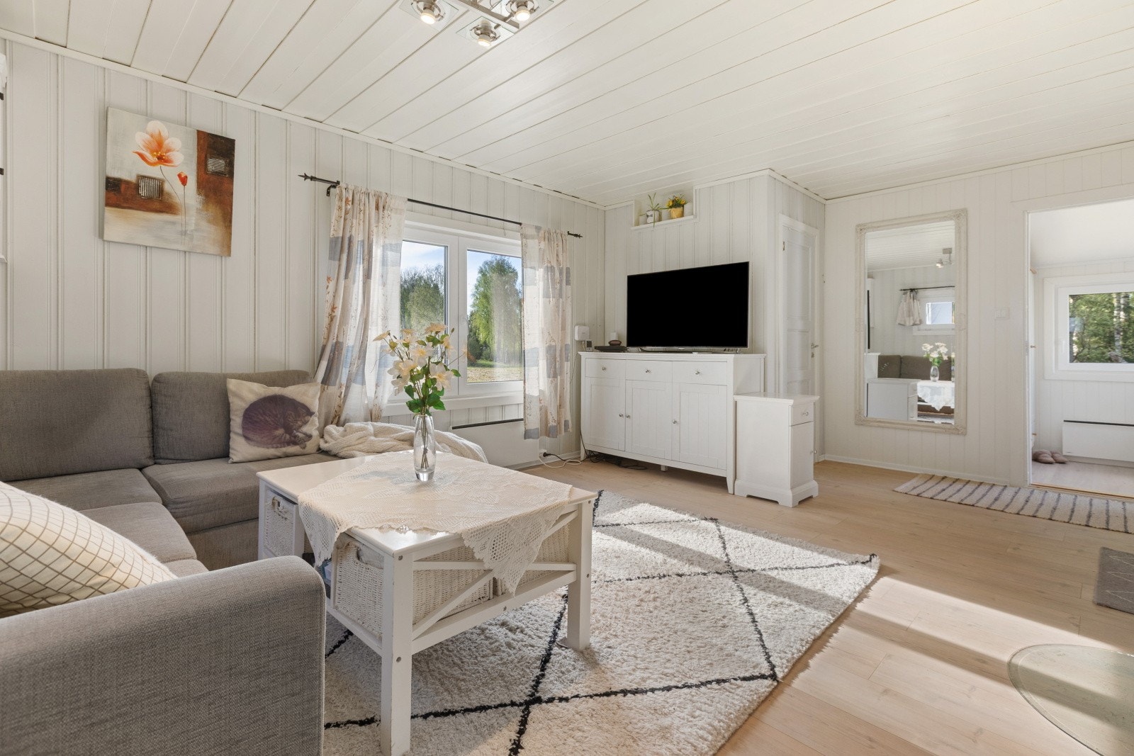Vinduene slipper inn godt med dagslys og gir utsyn mot hagen. Galleribilde