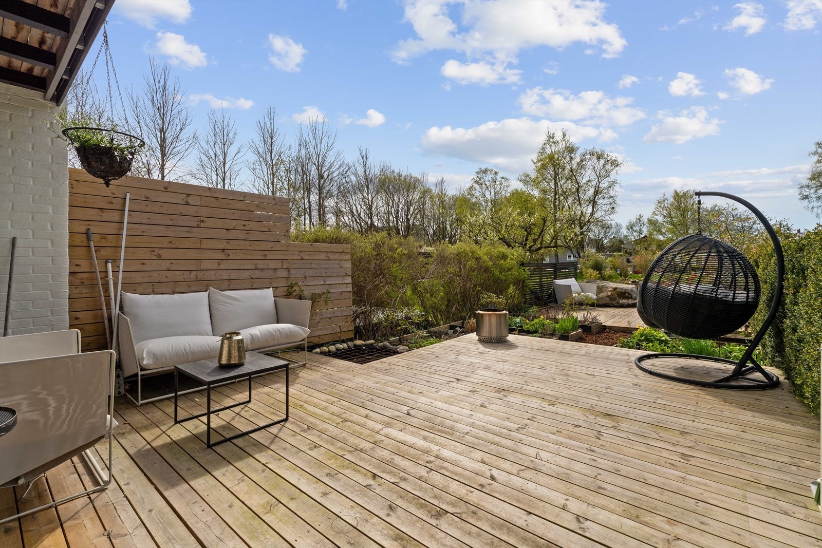 Fra stuen finner du eget uteområde med totalt 46 kvm terrasse, hvor du kan nyte ettermiddags- og kveldssolen i en avslappende og hyggelig atmosfære Galleribilde