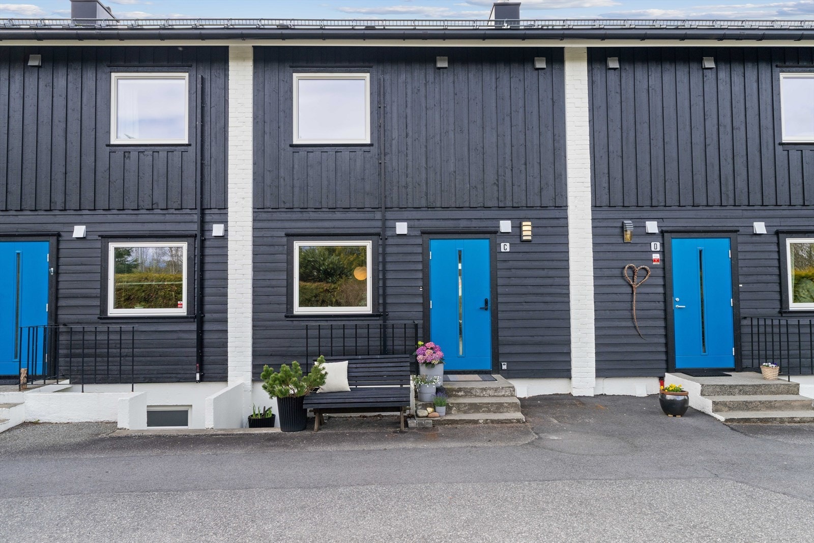 Drømmer du om en flott og innholdsrik familiebolig i et av Sandnes´ mest ettertraktede områder? Velkommen til Traneveien 2C! Galleribilde