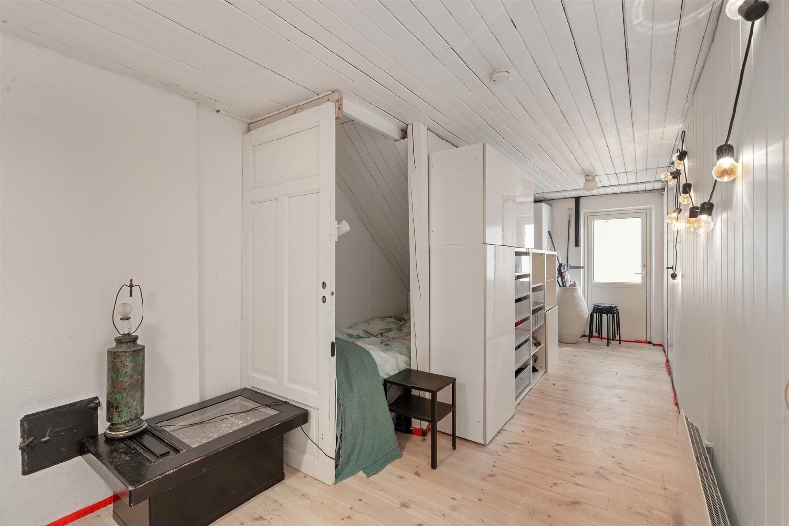Kjelleren har både inngang fra hovedetasjen og en egen utvendig inngang, som gir fleksible bruksmuligheter Galleribilde