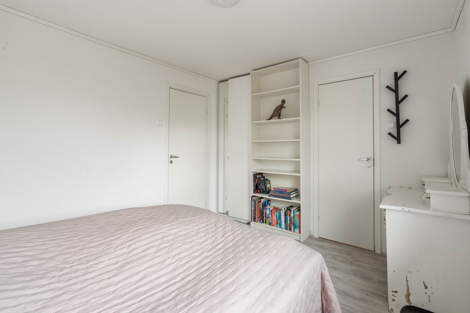 Det siste soverommet har god plass til dobbeltseng og garderobeskapløsninger, samt en egen bod som kan benyttes som kontor eller walk-in closet Galleribilde
