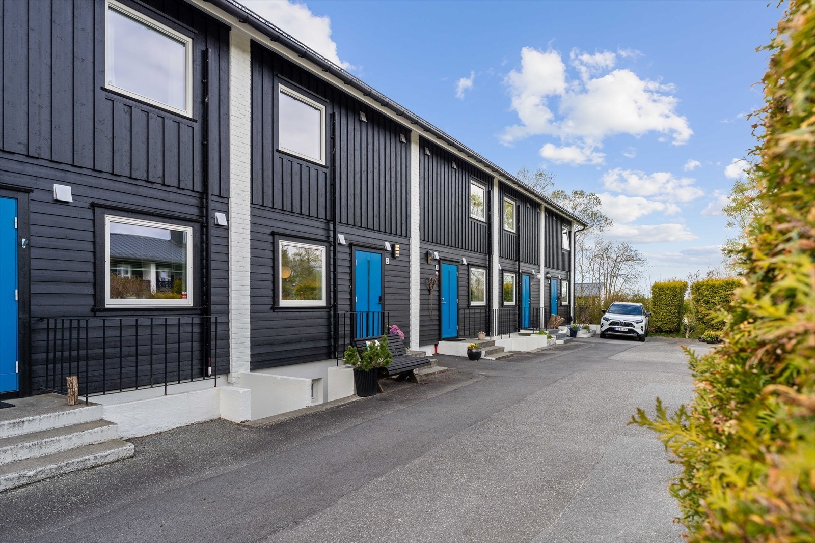 Flott og renovert familiebolig med morgen- og kveldssol - Fast parkering med elbillader - Enkel adkomst til E39/RV44 Galleribilde