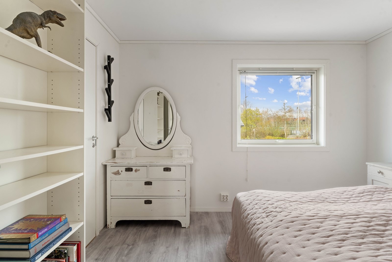 Det siste soverommet har god plass til dobbeltseng og garderobeskapløsninger, samt en egen bod som kan benyttes som kontor eller walk-in closet Galleribilde