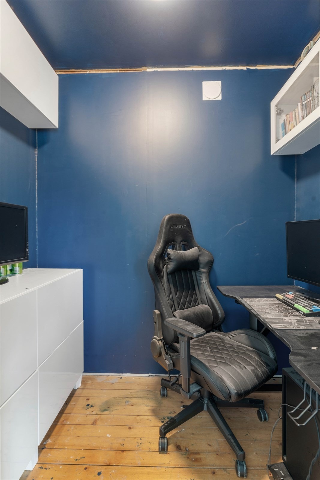 Bod som kan enkelt brukes til kontor eller walk in closet Galleribilde