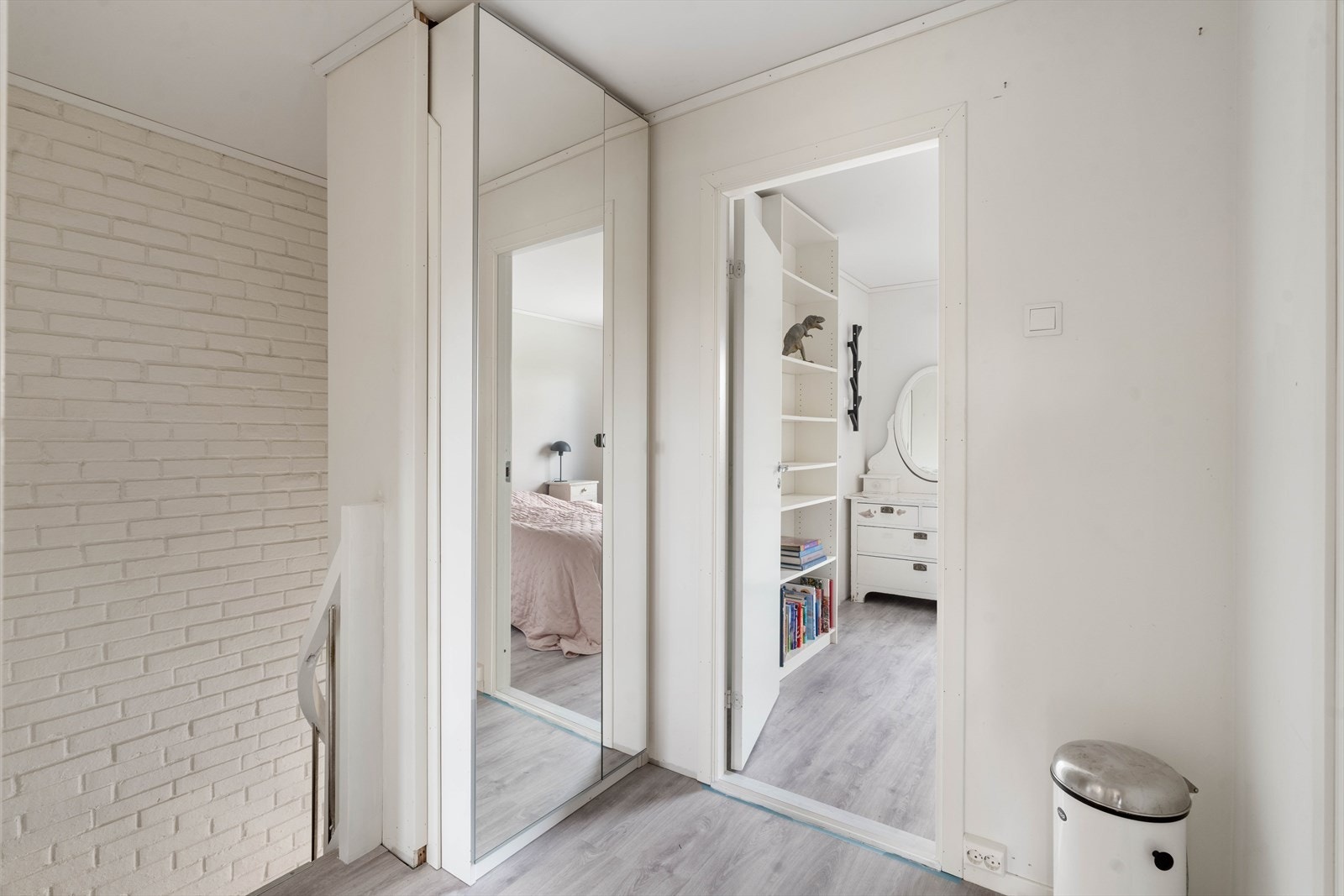 Gang med plass til garderobeskap, samt nytt laminatgulv i alle oppholdsrom i denne etasjen, med unntak av bod og bad Galleribilde