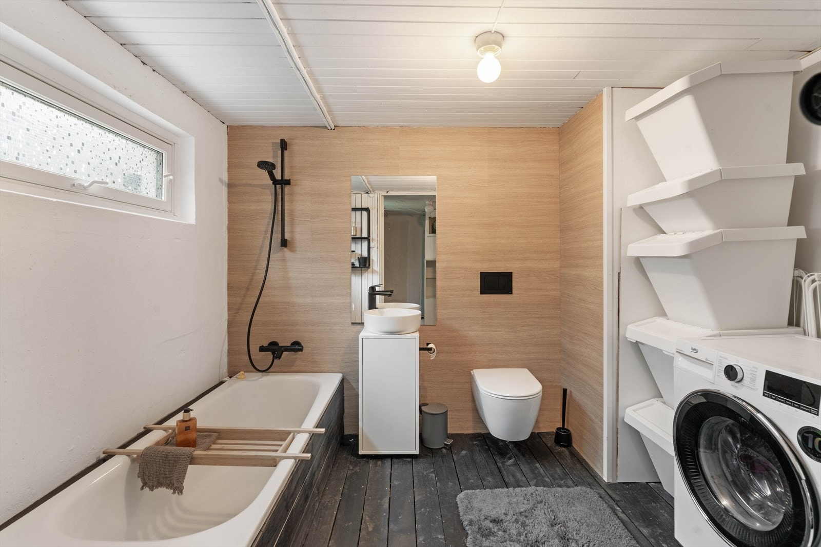 Vaskerom/bad som i dag kun benyttes som vaskerom. Rommet har flotte detaljer og er svært praktisk for dem som ønsker et eget vaskerom Galleribilde