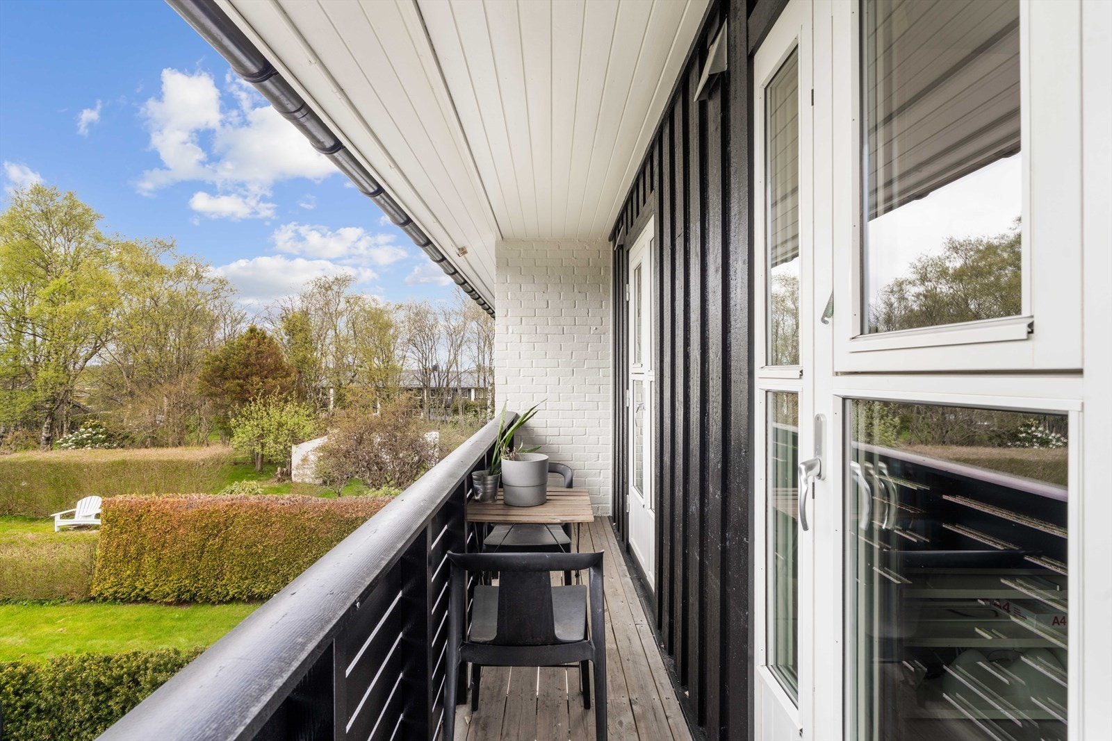 Balkongen har plass til en liten møbelgruppe Galleribilde