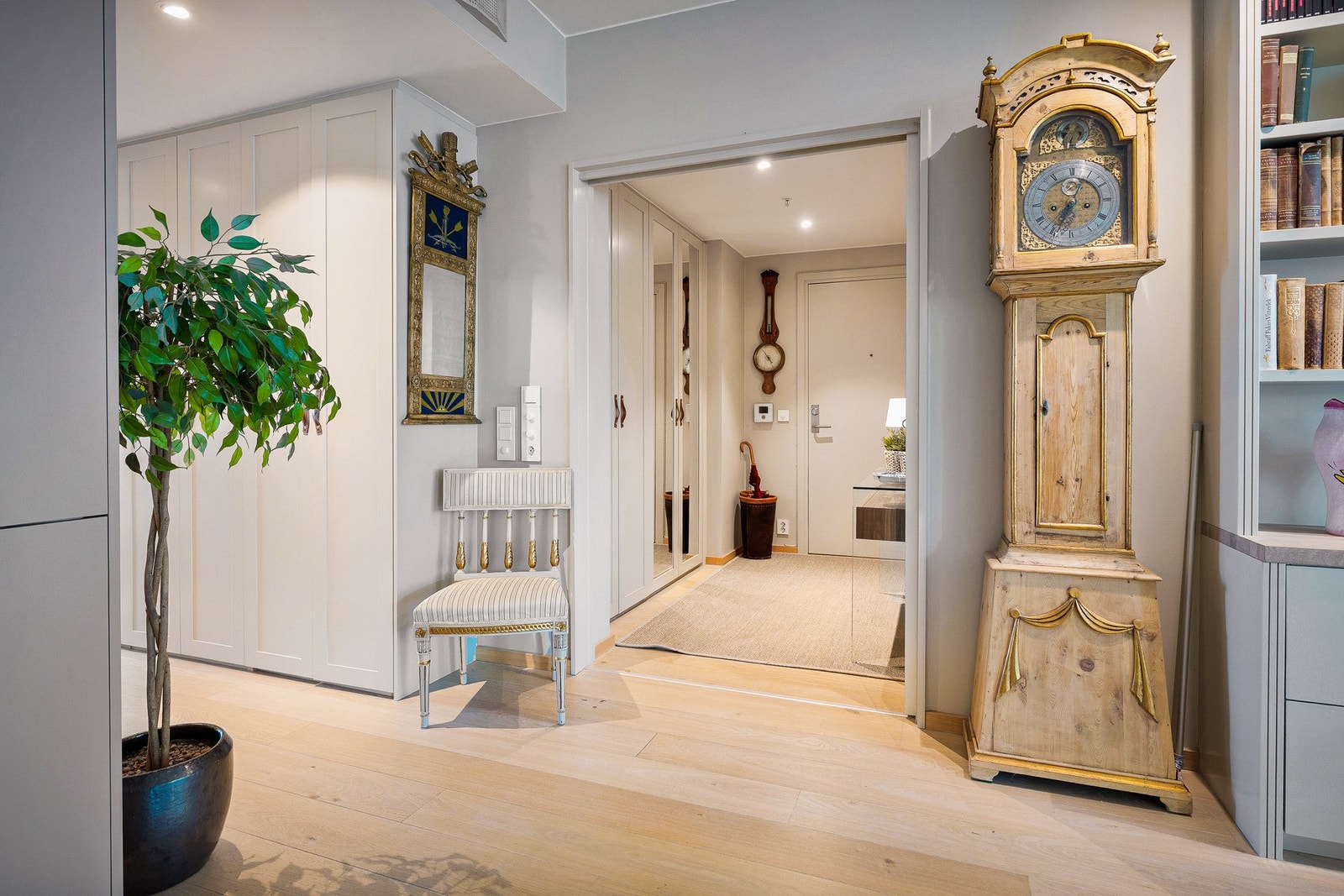 Gang med stor garderobe Galleribilde