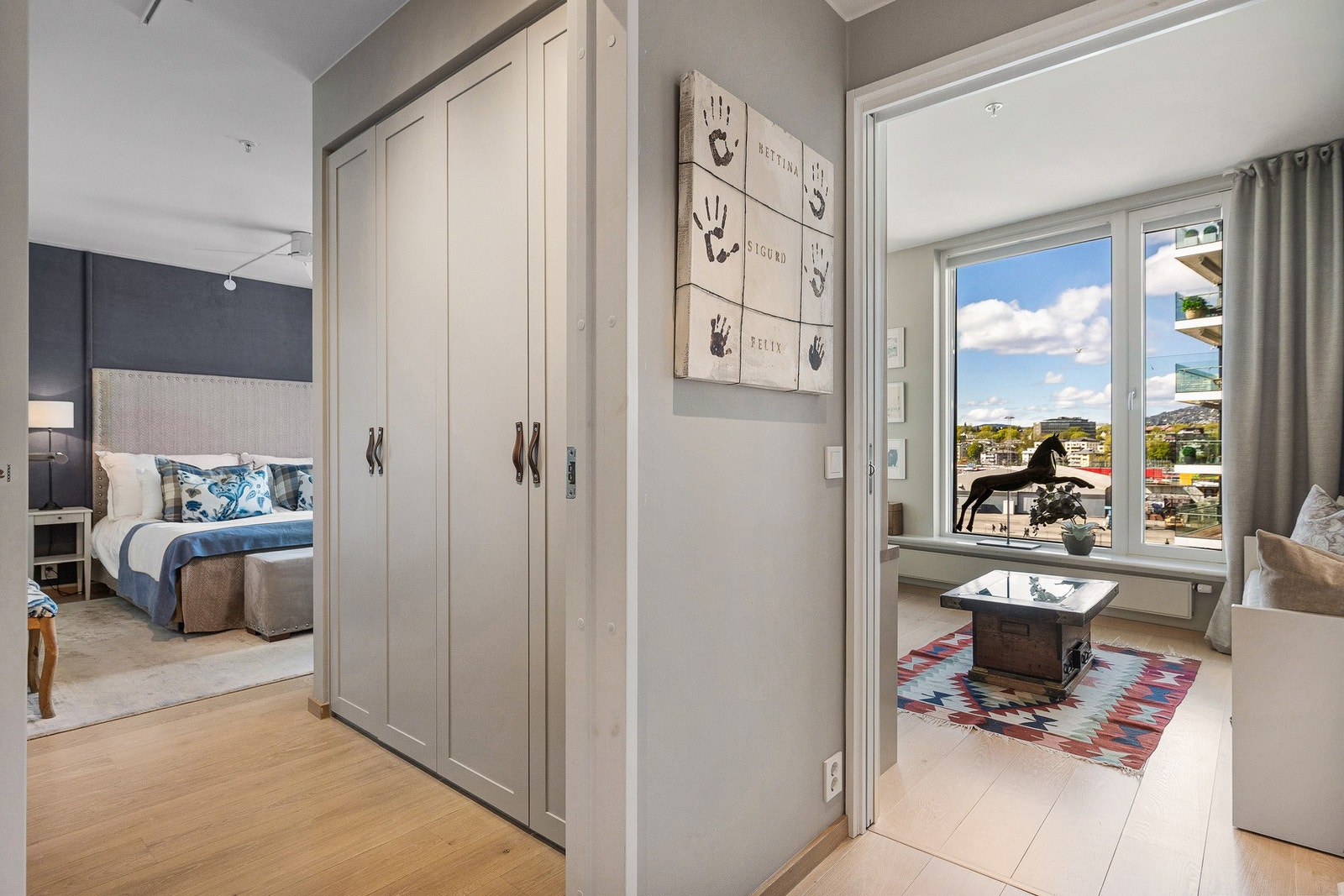 Stor garderobe også på hovedsoverom Galleribilde