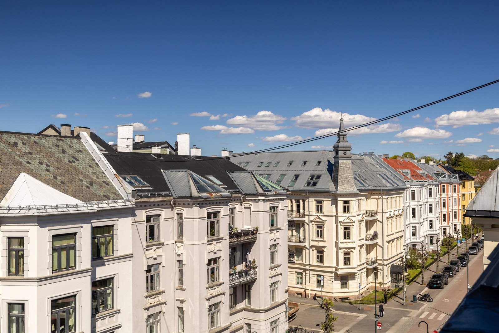 Gode solforhold fra omkring kl. 15:00 til den går ned bak taket på andre siden av gaten. Galleribilde