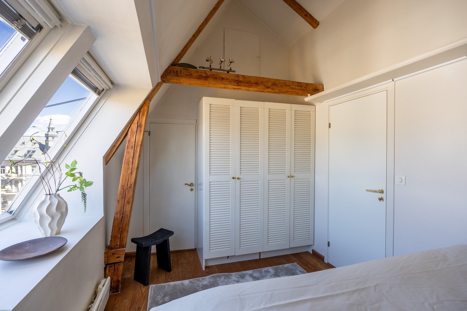 Innredet med garderobeløsning. Galleribilde