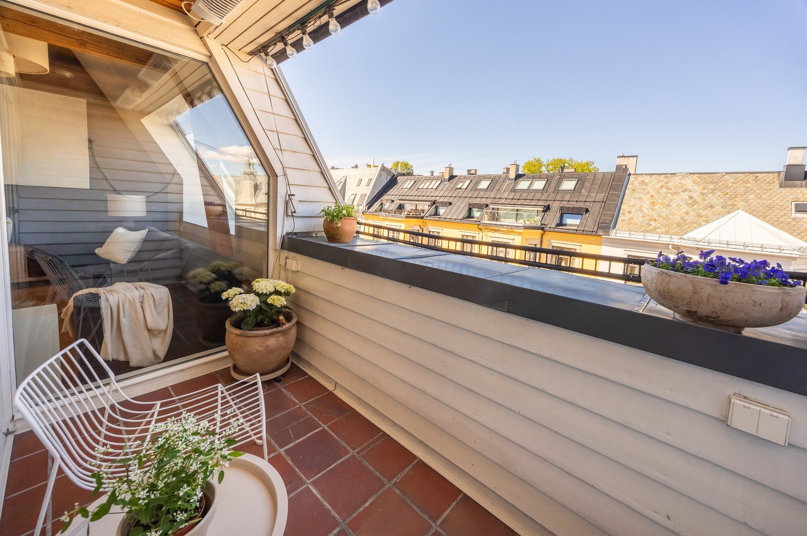 Leiligheten byr på flere flotte kvaliteter med god takhøyde, peis og solrik terrasse. Galleribilde