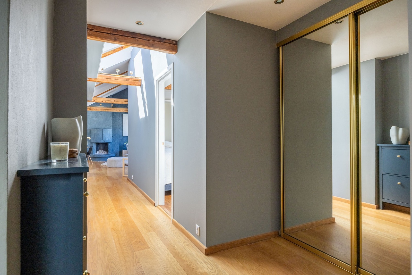 Romslig entré med skyvedørsgarderobe. Galleribilde