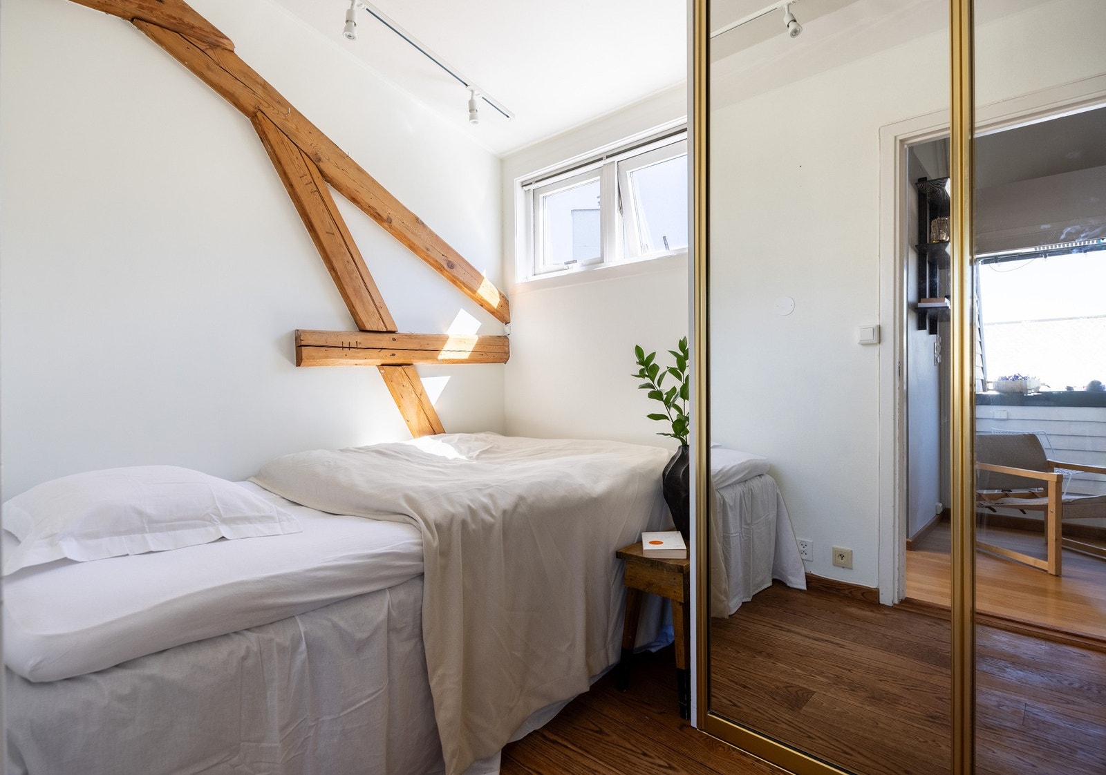 Rom benyttet som soverom. Innredet med seng og garderobe. Galleribilde