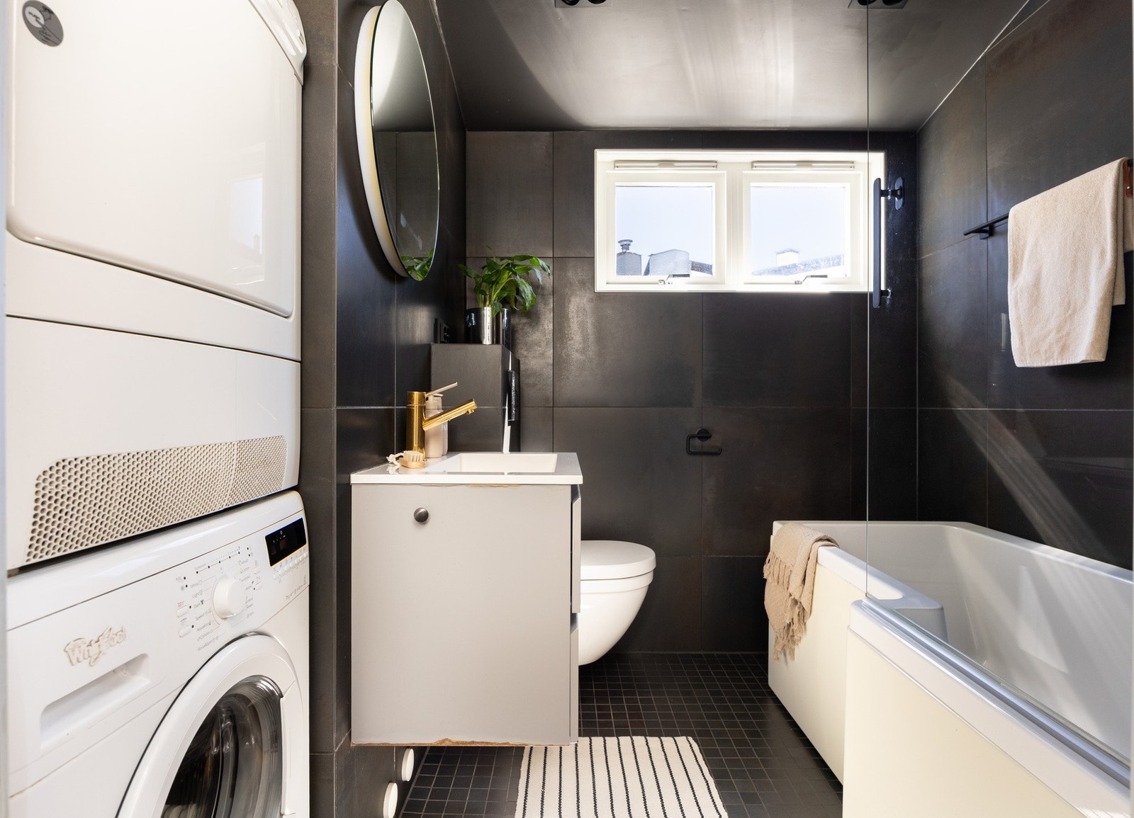 Moderne baderom fra 2019 med flislagt gulv med elektrisk gulvvarme. Galleribilde