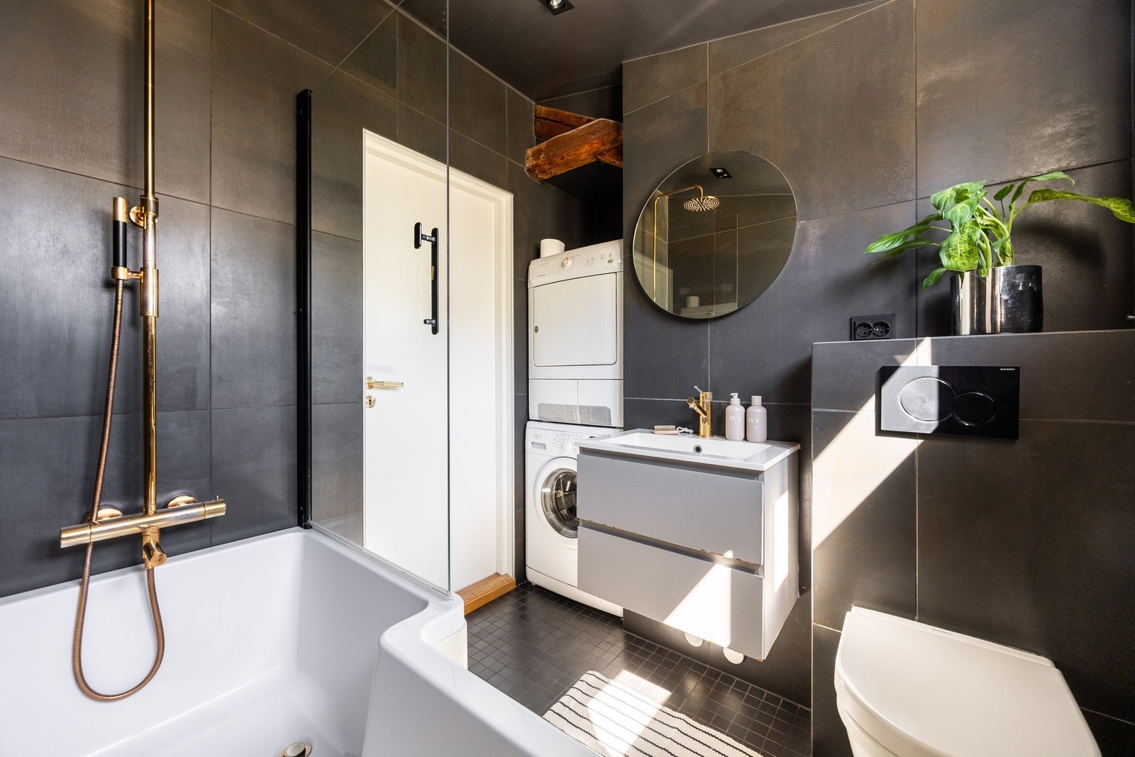 Badet har opplegg for både vaskemaskin og tørketrommel. Galleribilde