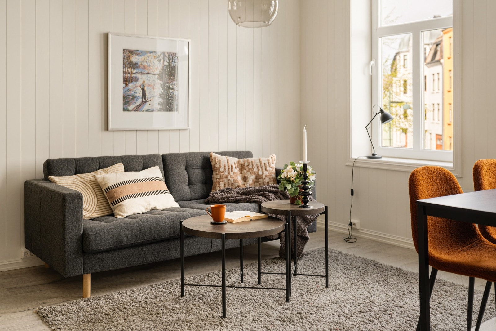 Stuen måler 23,5 kvm sammen med entreen, og er enkel å møblere. Sameiets felleskostnader inkluderer bl.a. kabel-TV og internett. Galleribilde