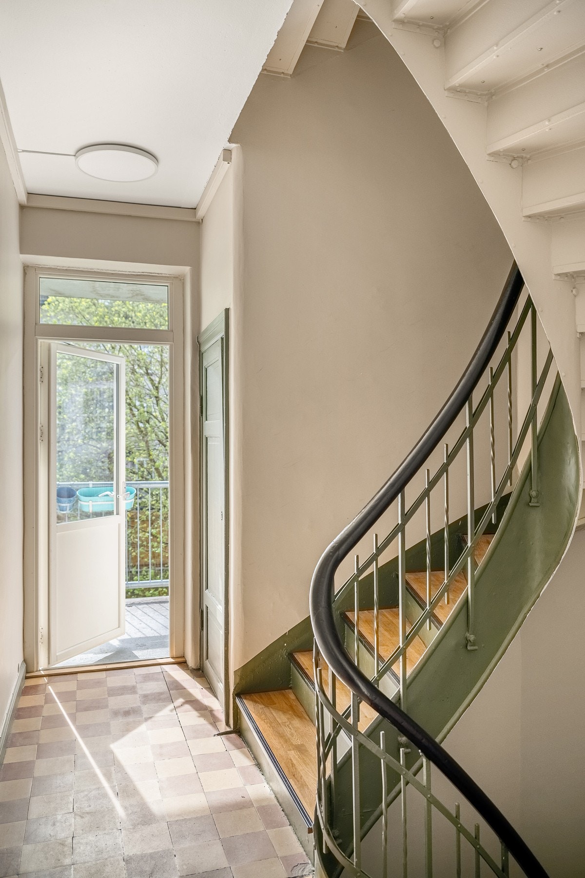 Bygården ble renovert i 2011. Leiligheten disponerer 3 egne boder i bygget. Galleribilde