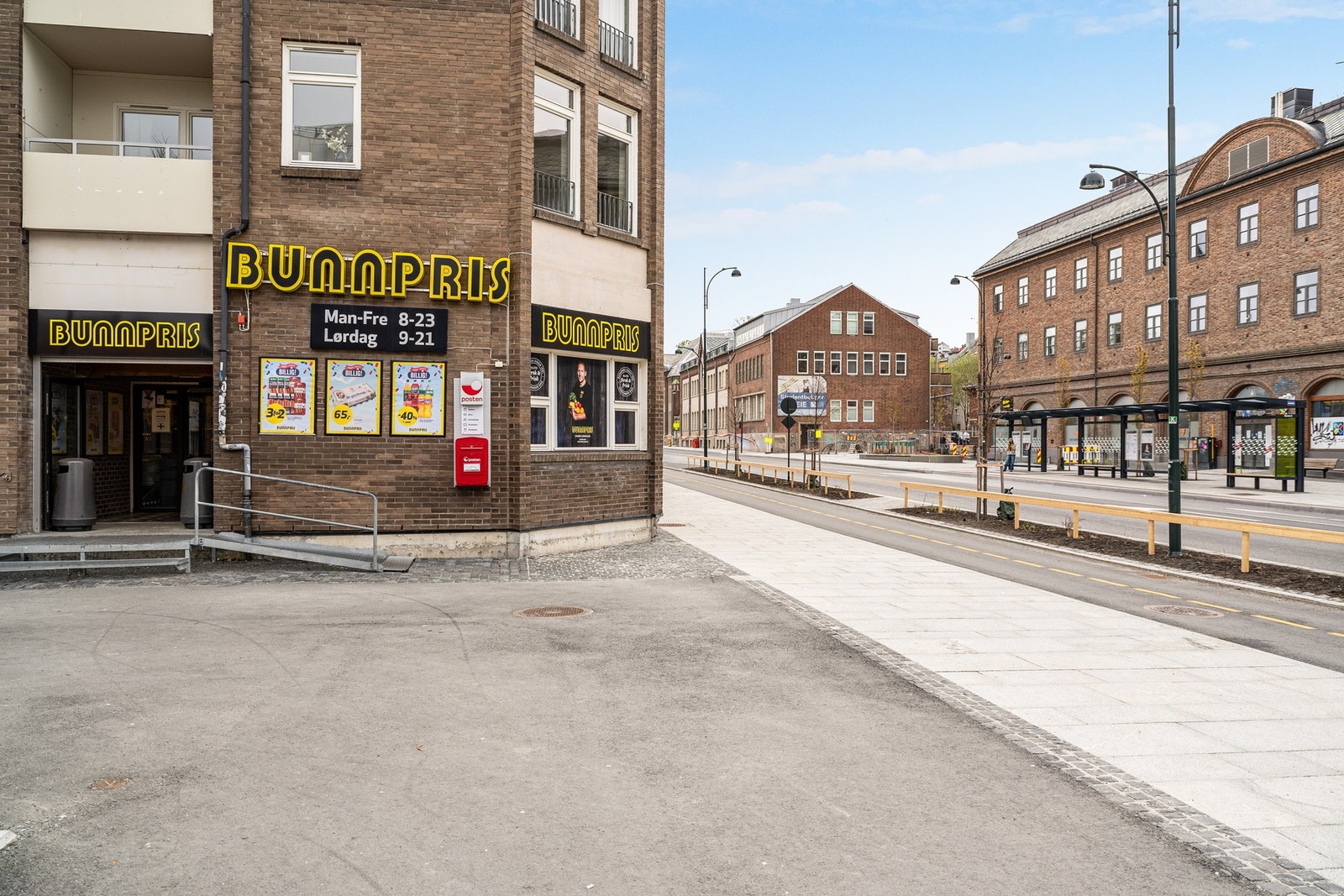 Like ved leiligheten ligger bunnpris. Gaten til høyre er miljøgate, og har utvilsomt gitt området et betydelig løft og rolige forhold. Galleribilde