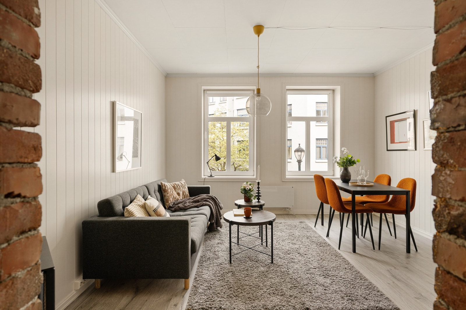 Store vindusflater på hver sin ende av leiligheten gir en gjennomgående lys og luftig atmosfære. Vinduene ble byttet i 2011 og er av 3-lags glass. Galleribilde