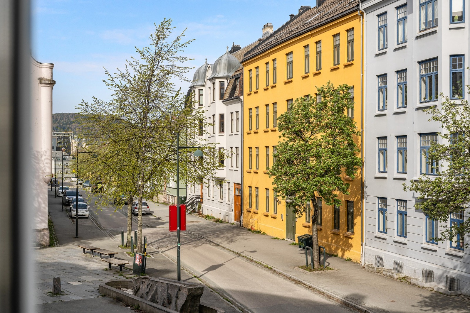 Leiligheten ligger fint til i 2. etasje, godt hevet fra bakkeplan og vendt ut mot ei rolig gate med lite trafikk. Galleribilde