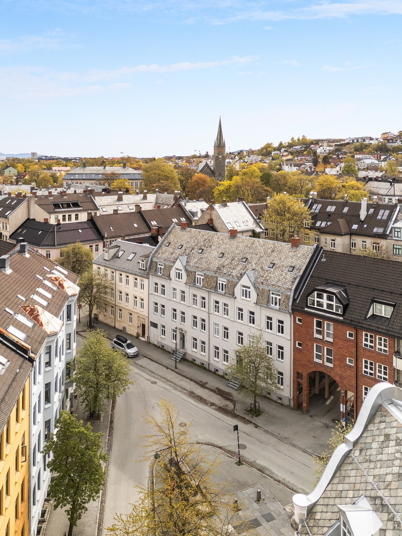 Området har et godt tilbud av kollektivtransport. Rutebuss, flybuss og tog har man lett tilgjengelig til fots. Galleribilde