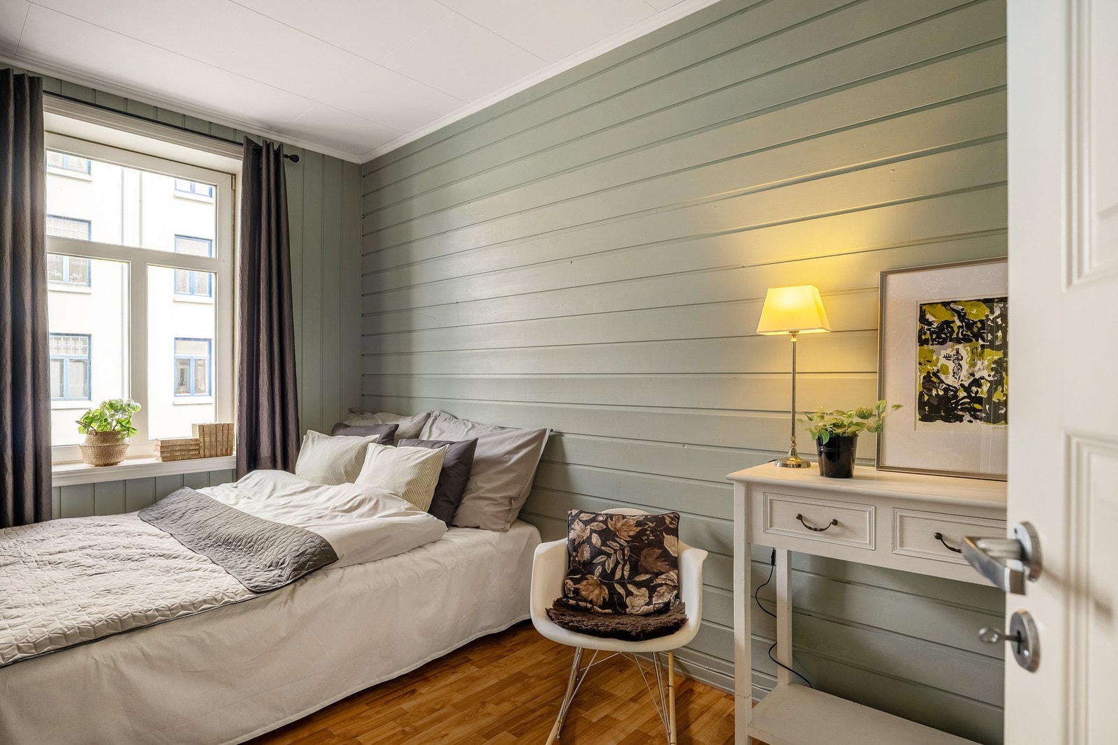 På hovedsoverommet har man god plass for dobbeltseng. Galleribilde