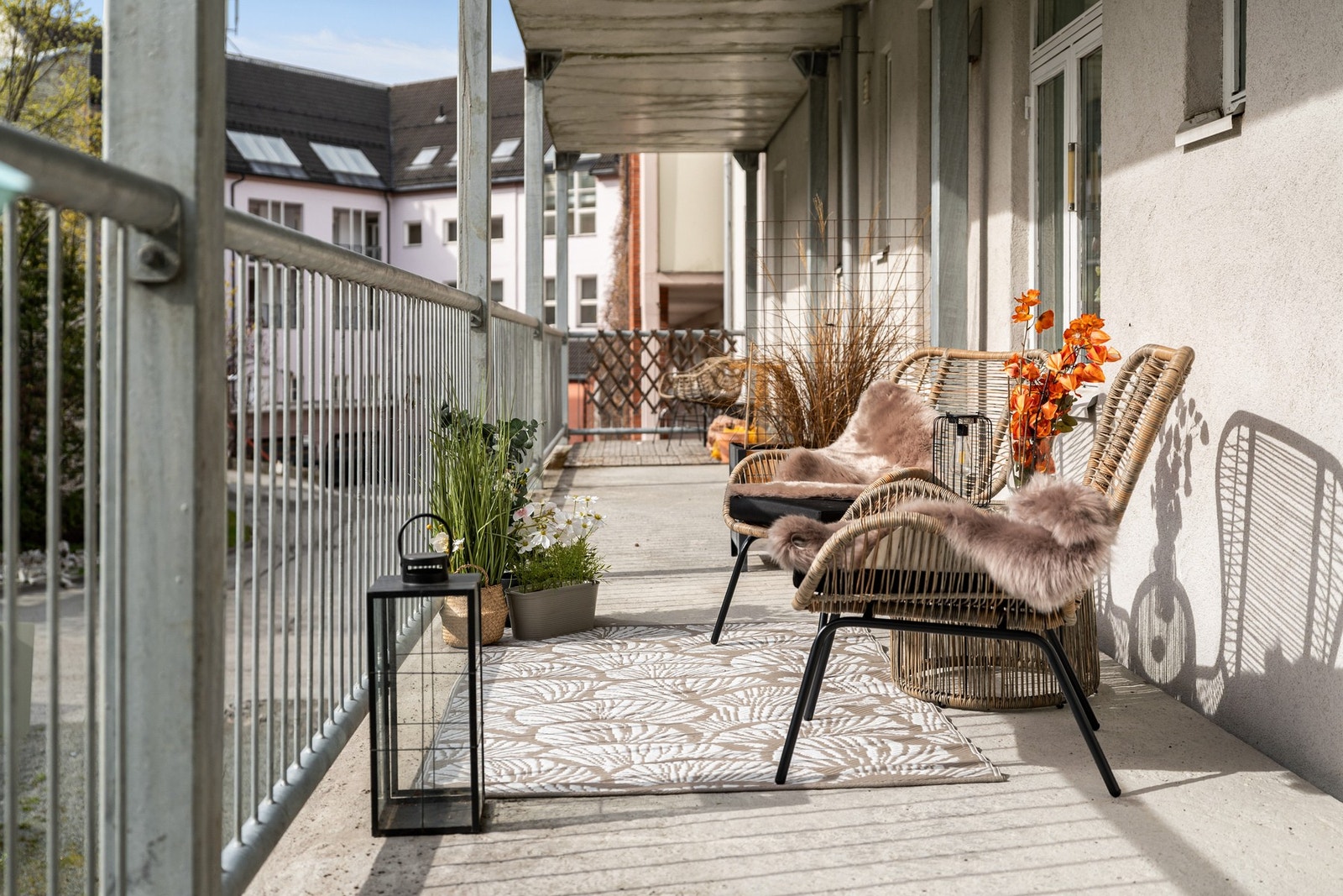 Sameiet etablerte nye balkonger/svalganger for noen år tilbake. Denne er benyttet som uteplass til leiligheten. Her er det godt med plass for en trivelig sone. Galleribilde