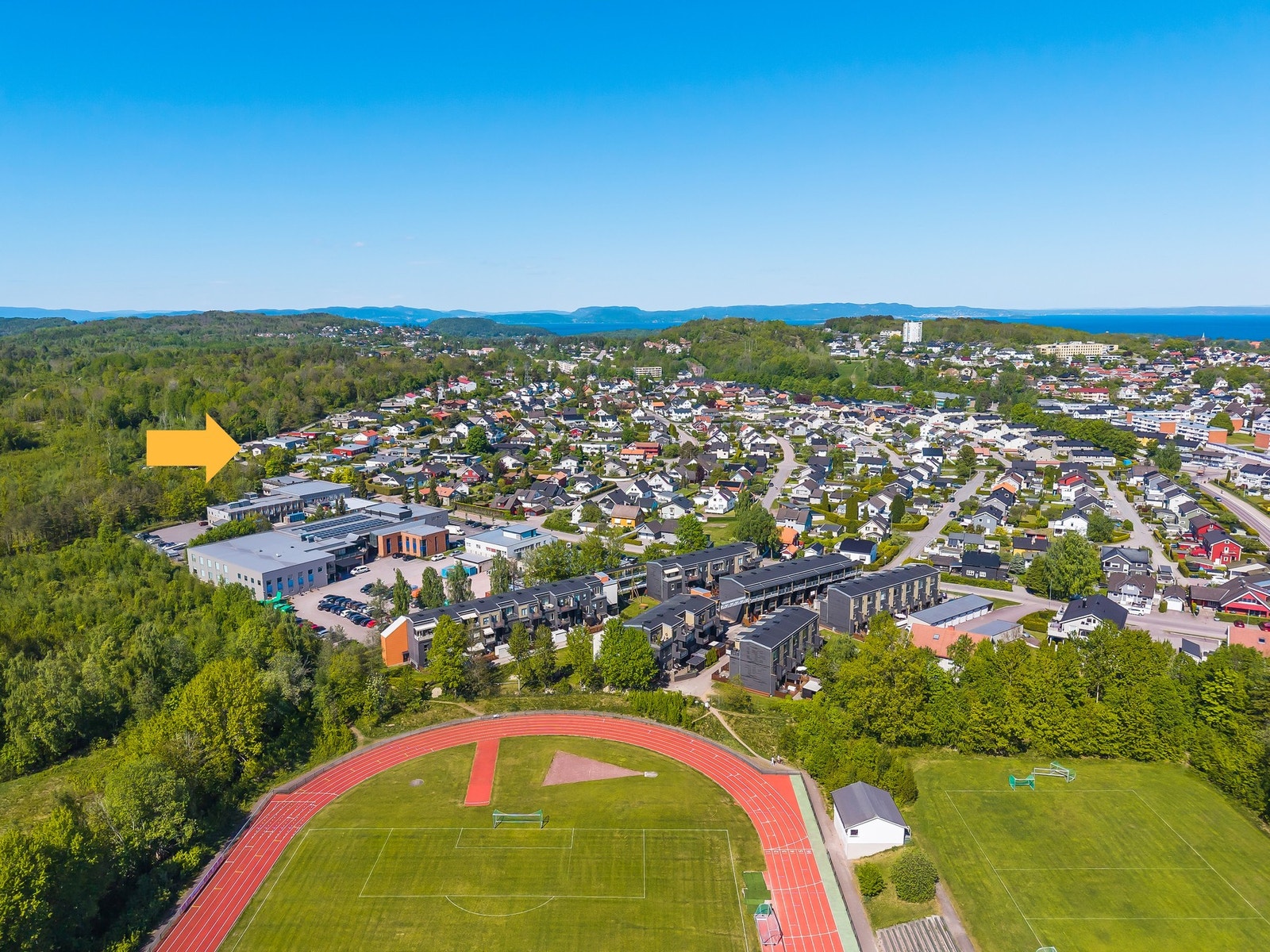 Her ser vi Borre Idrettspark i forkant og boligen markert med pil Galleribilde