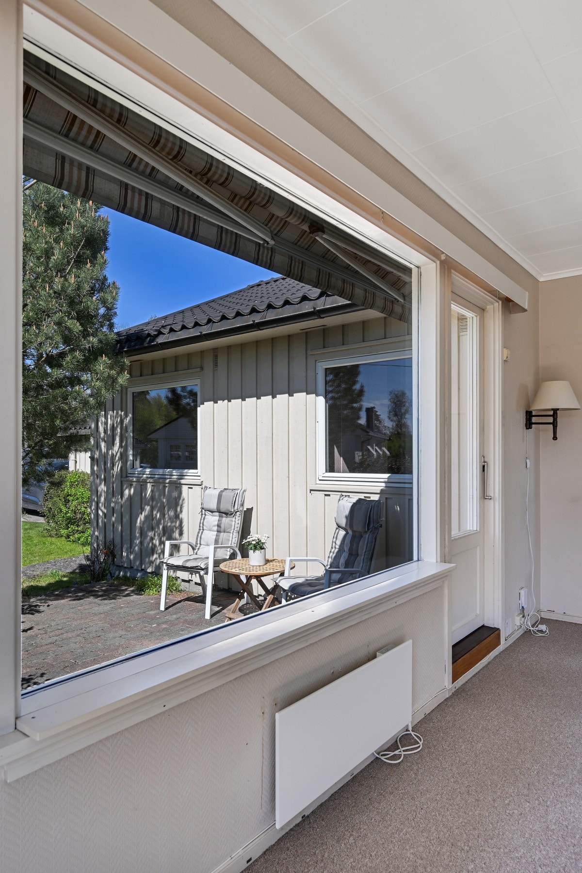 Fra stua er det utgang til en lun terrasse med gode solforhold Galleribilde
